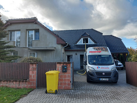 Zateplení stropu rodinného domu pomocí foukané izolace v Lutíně